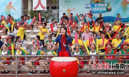 ”王阔说，它有很好的光线，也是大家的生息之所，团队在设计民居的时候，保持了一桌两椅的传统厅堂布局。