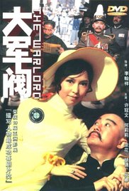 主演本尼西奥·德尔·托罗和唐·钱德尔表情冷峻，并肩而立。