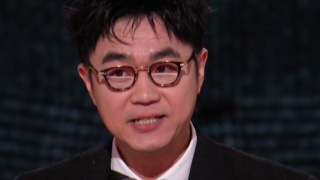 海报上的各种细节引人遐想。